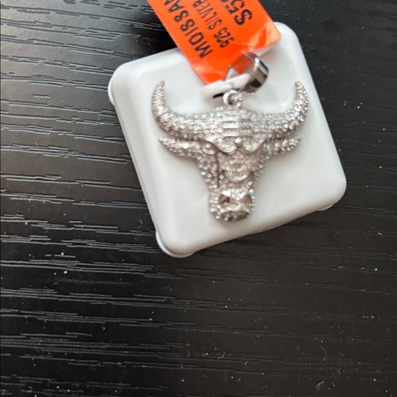 Genuine moissanite 925 sterling silver Chicago Bulls Pendant - Picture 3 of 3